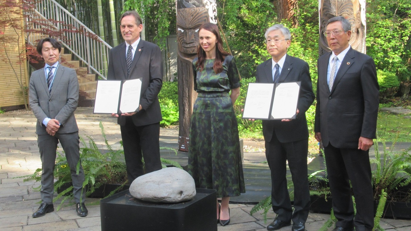 NZのアーダーン首相（中央）と浦本元人北海道副知事（右から2番目）