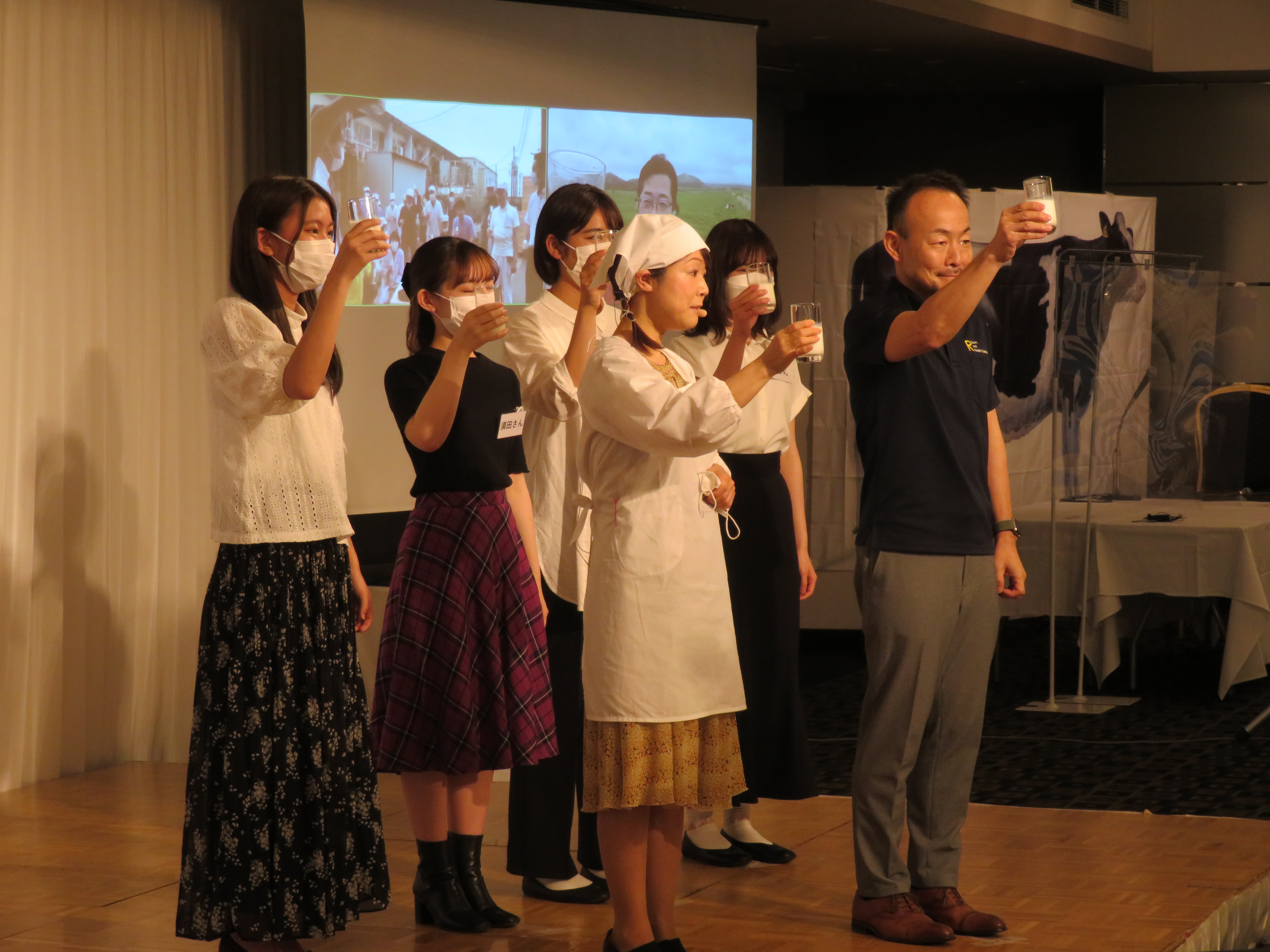 藤田教授（右）や小山さん（中央手前）らが牛乳で乾杯