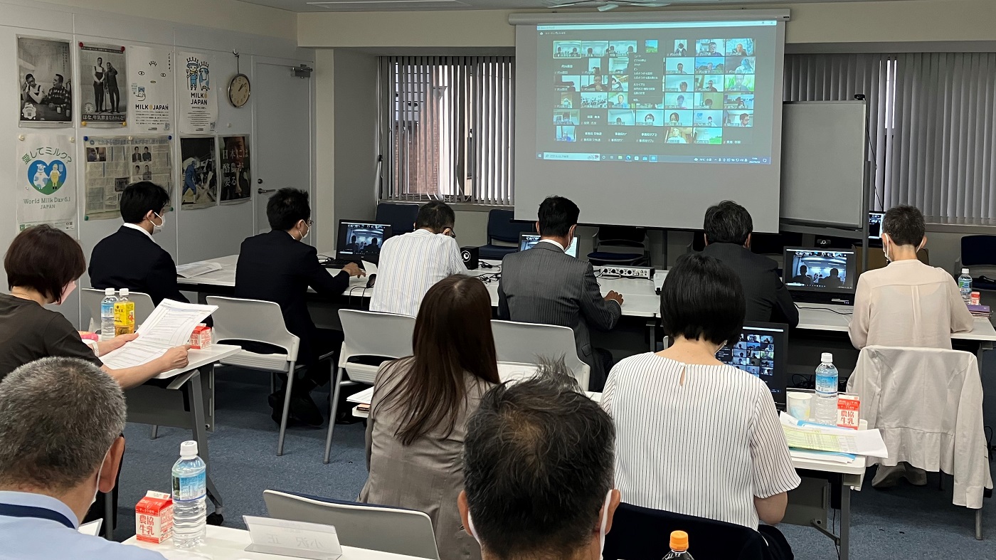 交牧連の代議員会。会議室とオンラインのハイブリッドで開催された