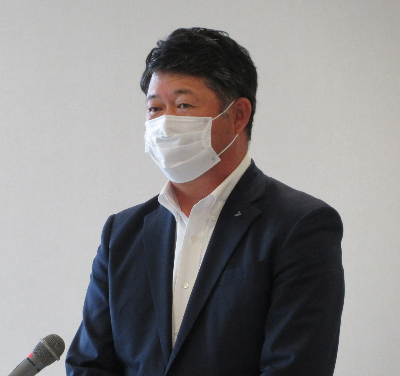 北海道酪農検定検査協会の総会で挨拶する串田雅樹会長