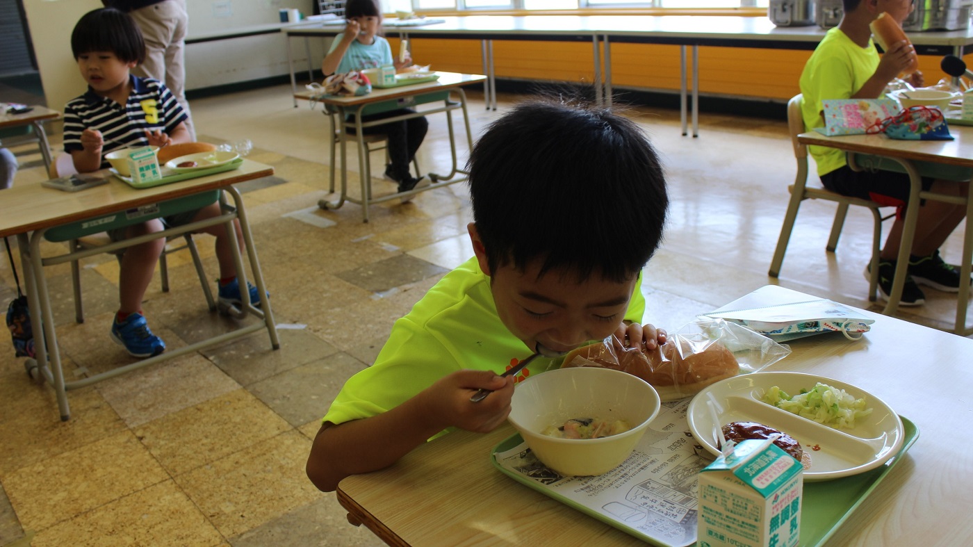 八雲町産牛乳で作った給食を食べる熊石小学校の児童ら