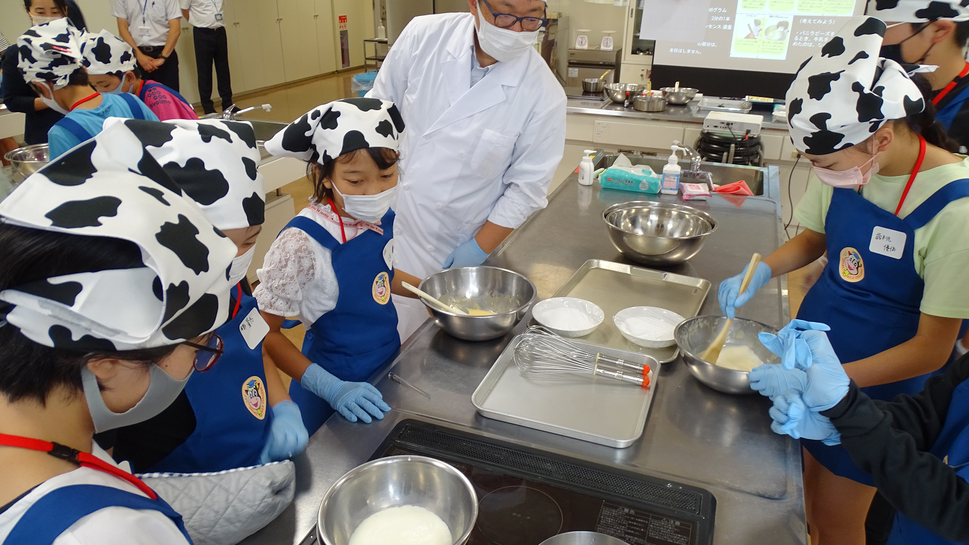 アイスクリームづくりに挑戦する子どもたち