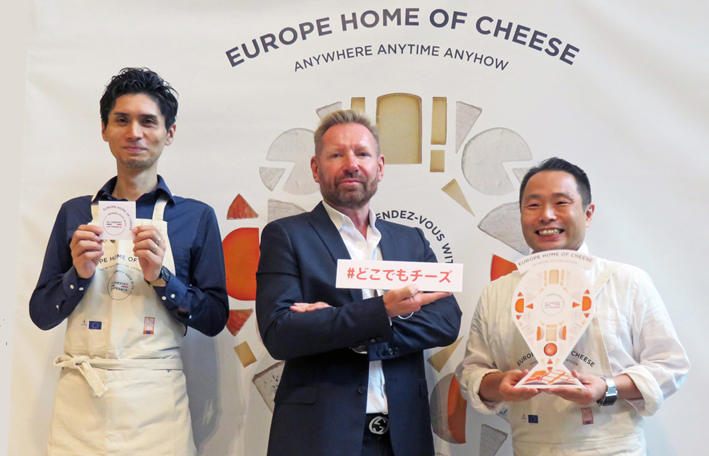 　　　　　　　　　　　 　フランスチーズをPRするローラン・ダミアン氏(中央)と　　　　　　　　　　　　　　　　　　チーズプロフェッショナルの佐藤嘉彦氏(右)､谷田浩巳氏(左)