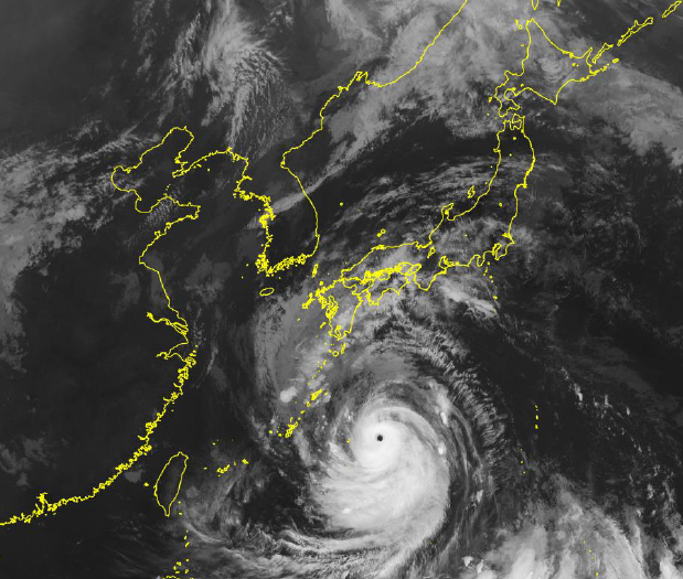 日本列島を縦断した大型の台風14号（気象庁の報道発表資料より引用）