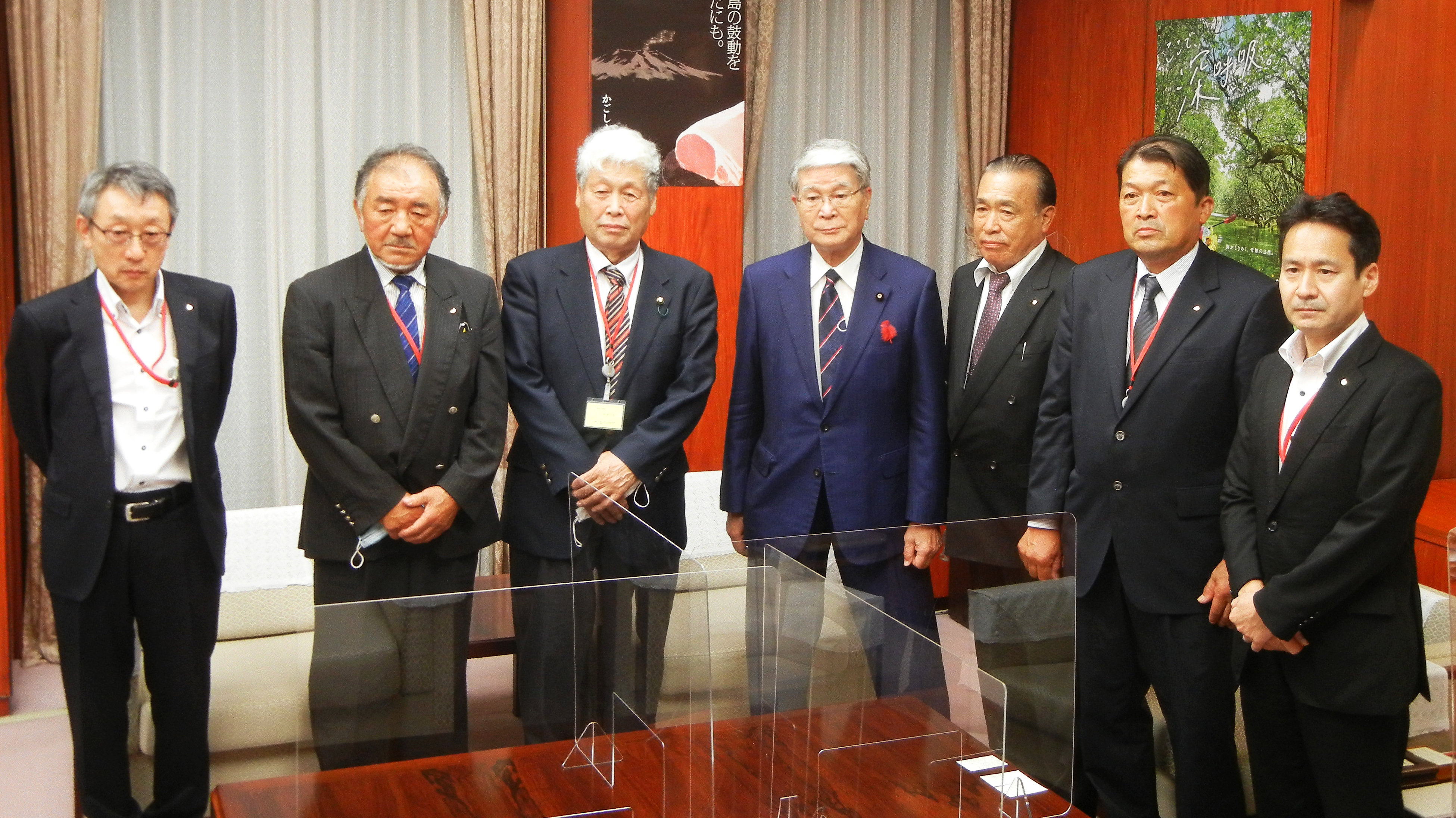 野村大臣（中央）を訪問する佐藤委員長（左隣）ら酪政連幹部