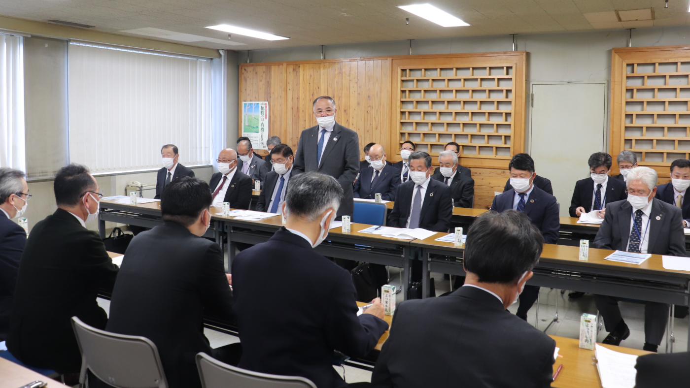 道農協中央会の小野寺会長らJAグループ北海道トップと道農政部幹部（手前）が意見交換