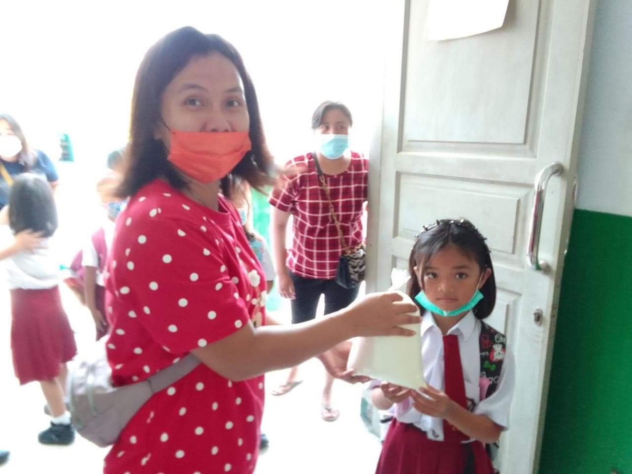 日本産の脱脂粉乳を受け取るインドネシアの子ども