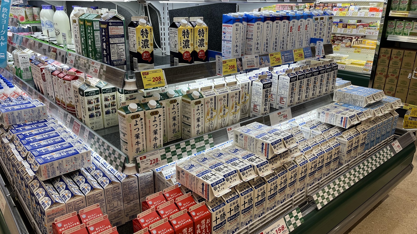 スーパーの牛乳売り場（画像はイメージ）