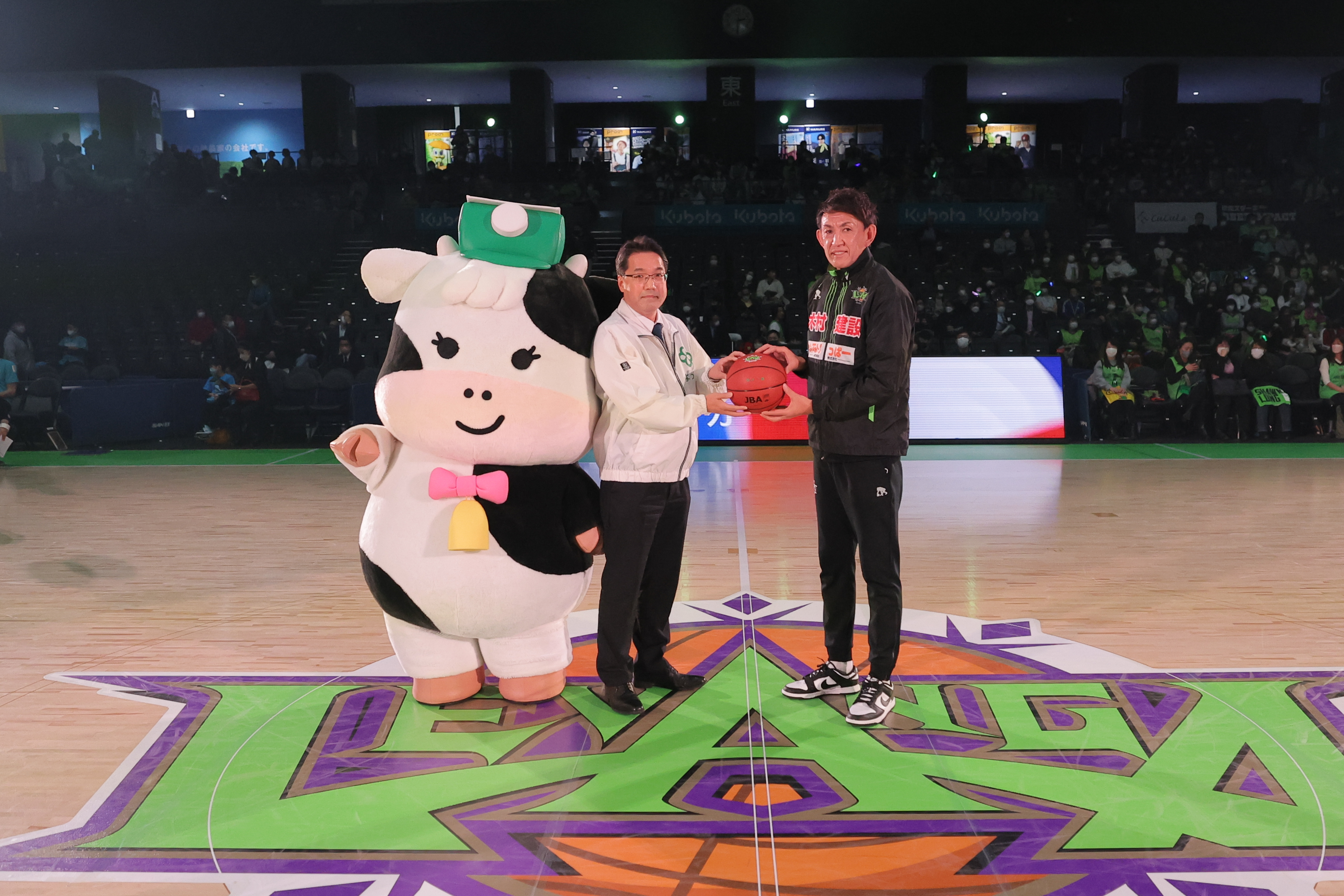 バスケットボールを寄贈するよつ葉乳業の西山正取締役（中央）と、レバンガ北海道の折茂武彦代表