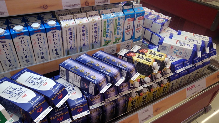 首都圏のスーパーに並ぶ道産パック牛乳（写真は直近の動向とは無関係）