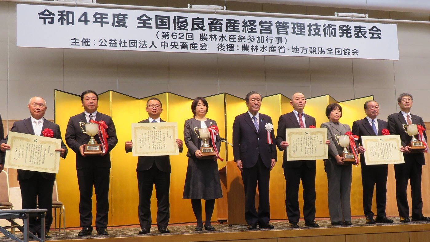 最優秀賞を受賞者した有田耕一代表（左から3人目）