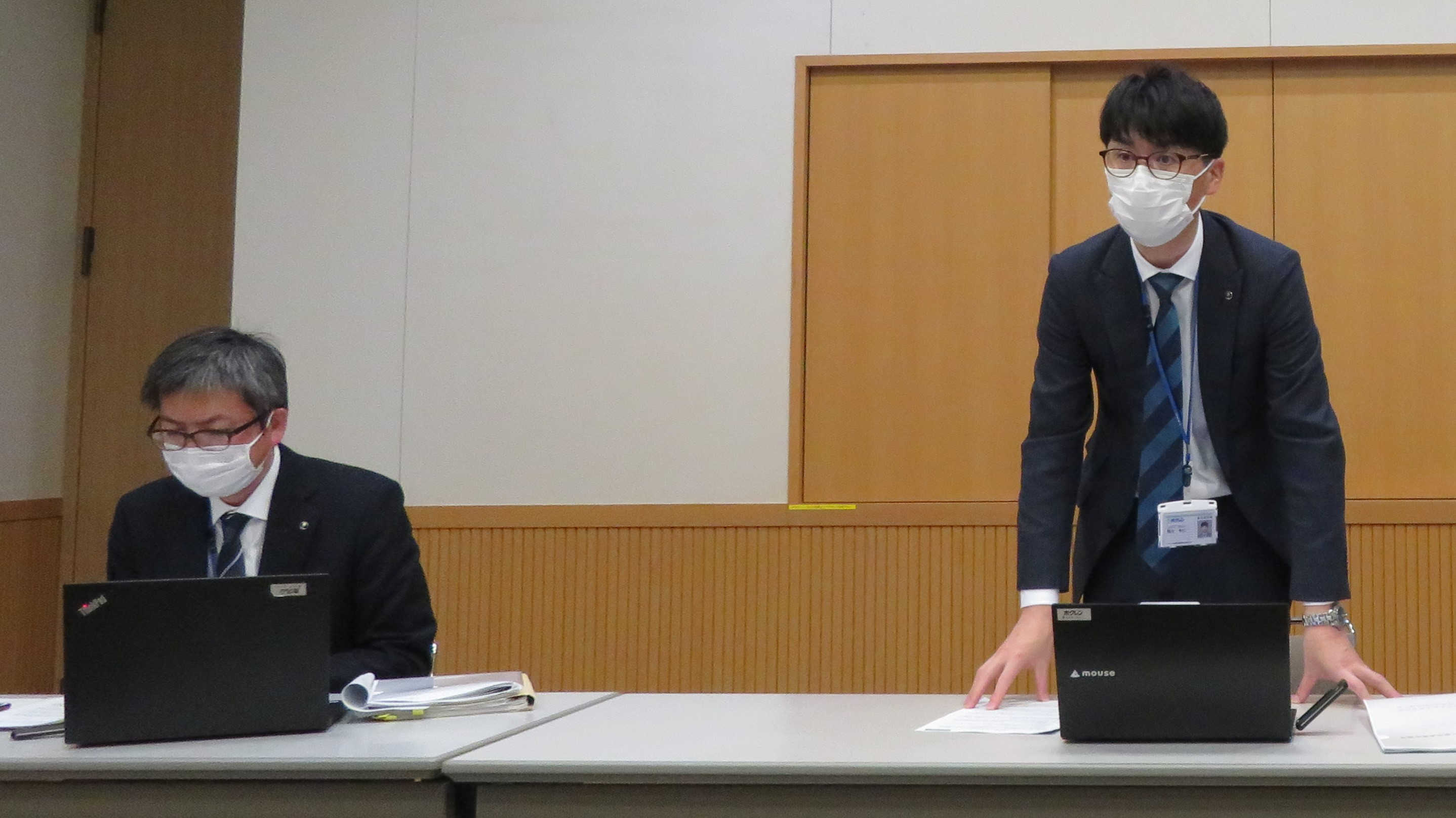 記者会見に臨む篠永彰仁ホクレン酪農部長（右）と山本聡生乳共販課長