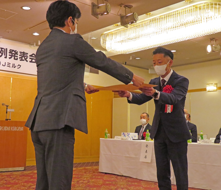 農水大臣賞の表彰を受ける鶴田乳業の鶴田勘治代表