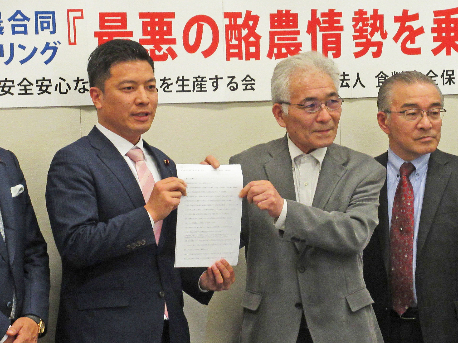 立憲民主党の山田勝彦議員（左）に要望書を手渡しする石橋祐行さん