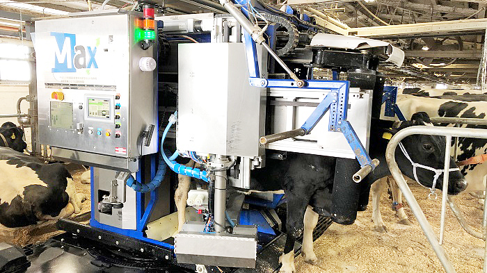 つなぎ牛舎専用の搾乳ロボット「ロボマックス」（写真は北海道別海町の牧場で導入された国内初号機）