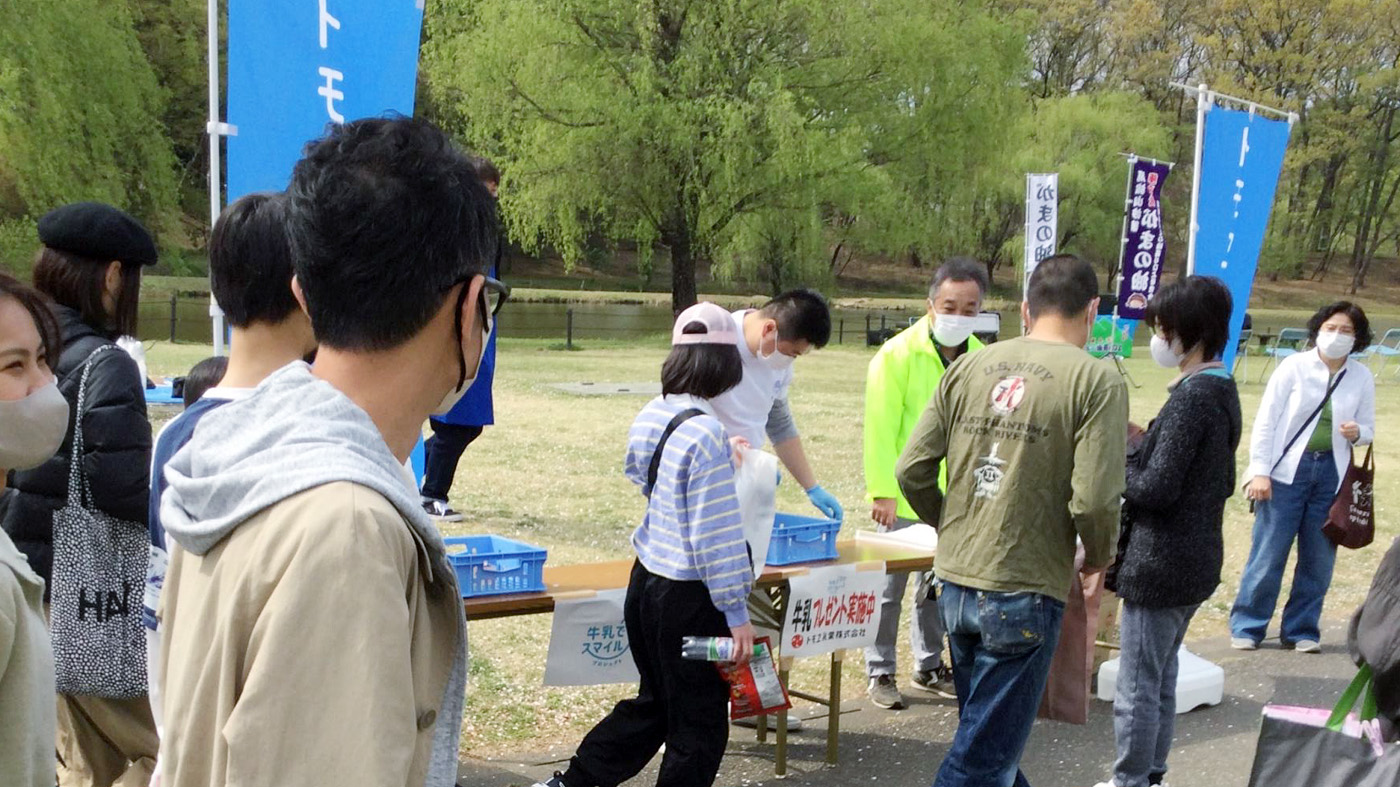 古河桃まつり会場で牛乳1000本を無償配布