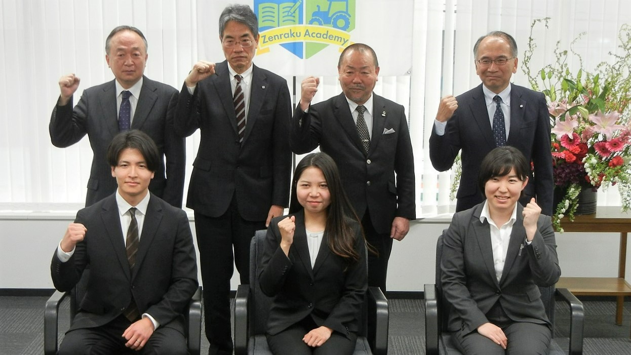 前列左から、研修を開始する前田達弥さん、ヴィオリスカさん、髙橋帆乃佳さん