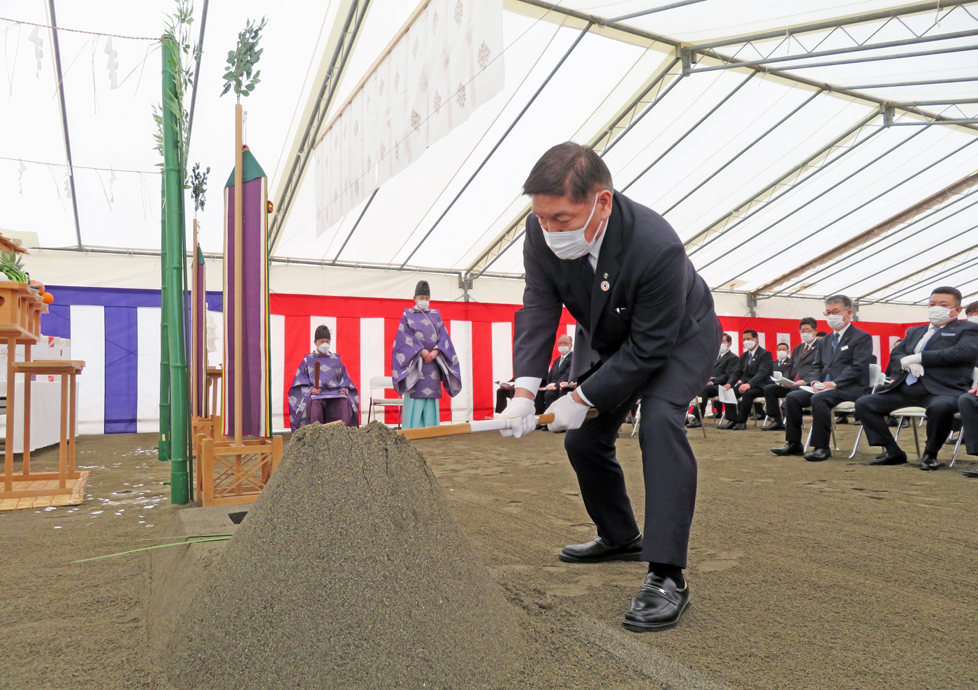 地鎮祭で鍬入れする篠原末治ホクレン会長