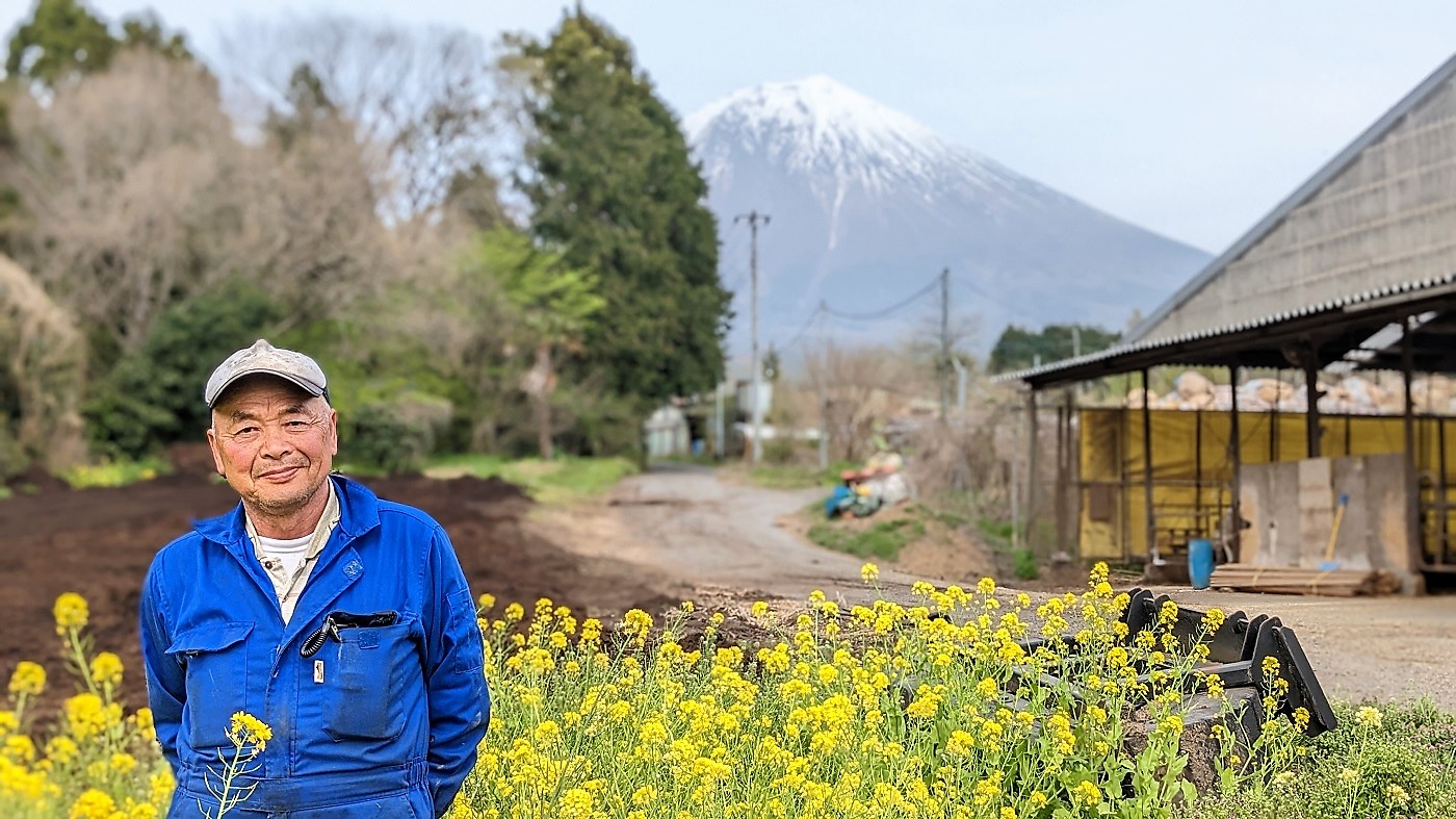 市瀬欽司社長。富士山を望む朝霧高原で乳牛430頭を飼養し、酪農教育ファーム活動も行っている