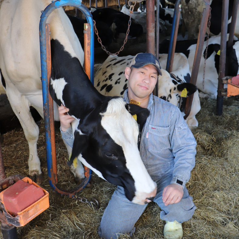 浅野牧場は搾乳牛60頭を飼養。浅野さんは乳牛飼養技術などを分かりやすく伝えるユーチューバーとしても活躍している