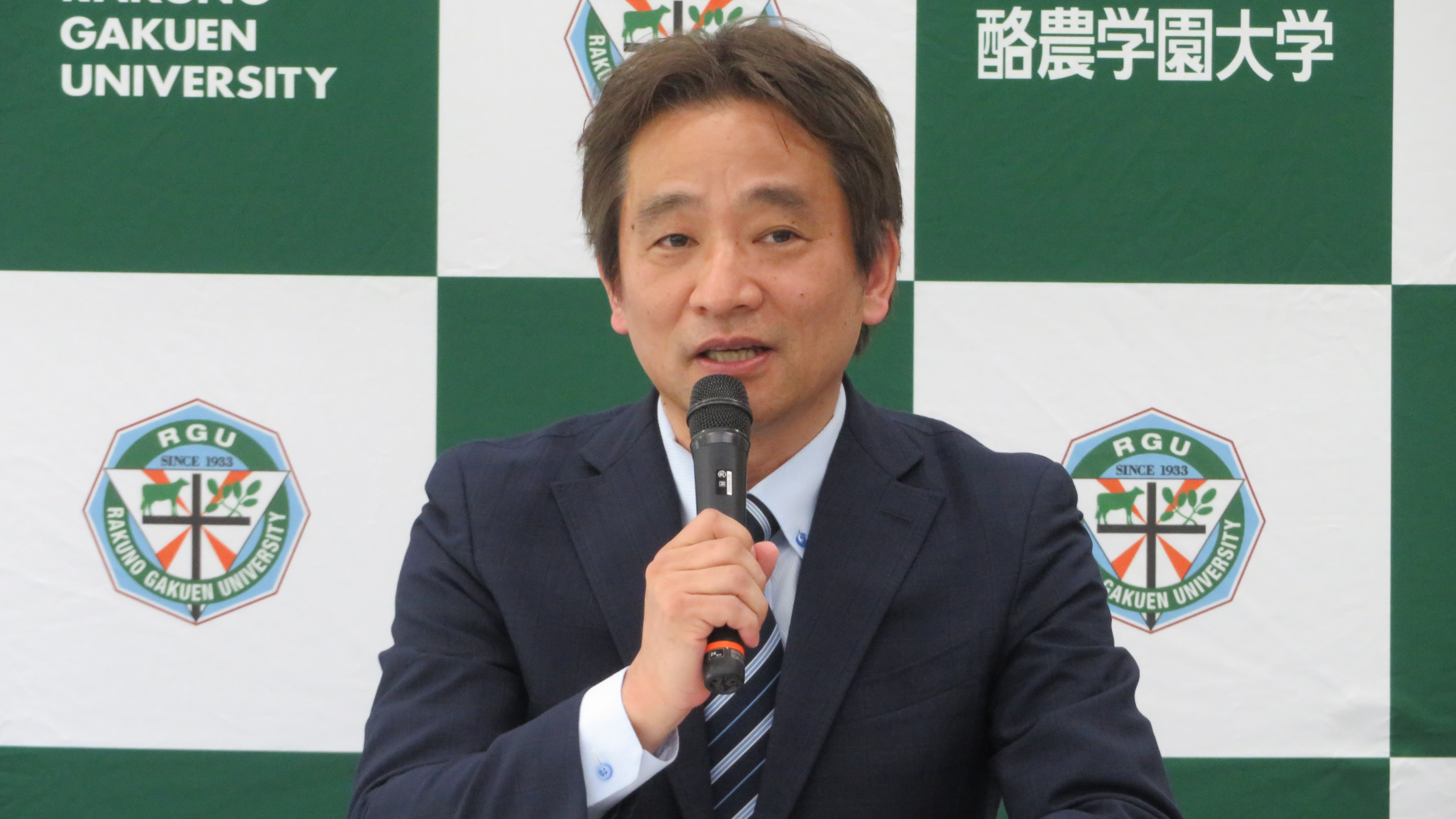 就任会見に臨む岩野英知学長