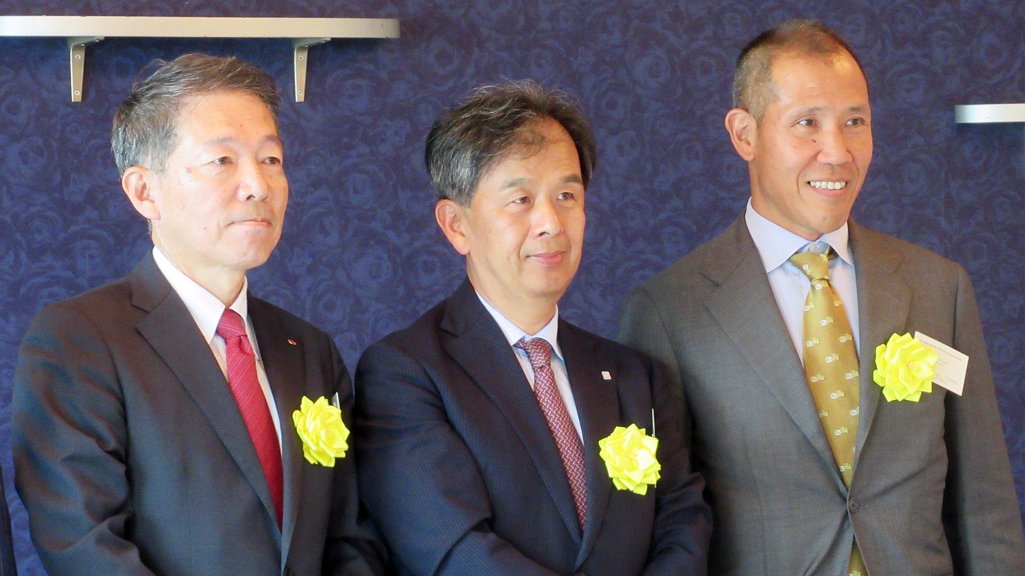 内田宏己会長（中央）と副会長の本間紳一（左）、野澤毅一郎両氏