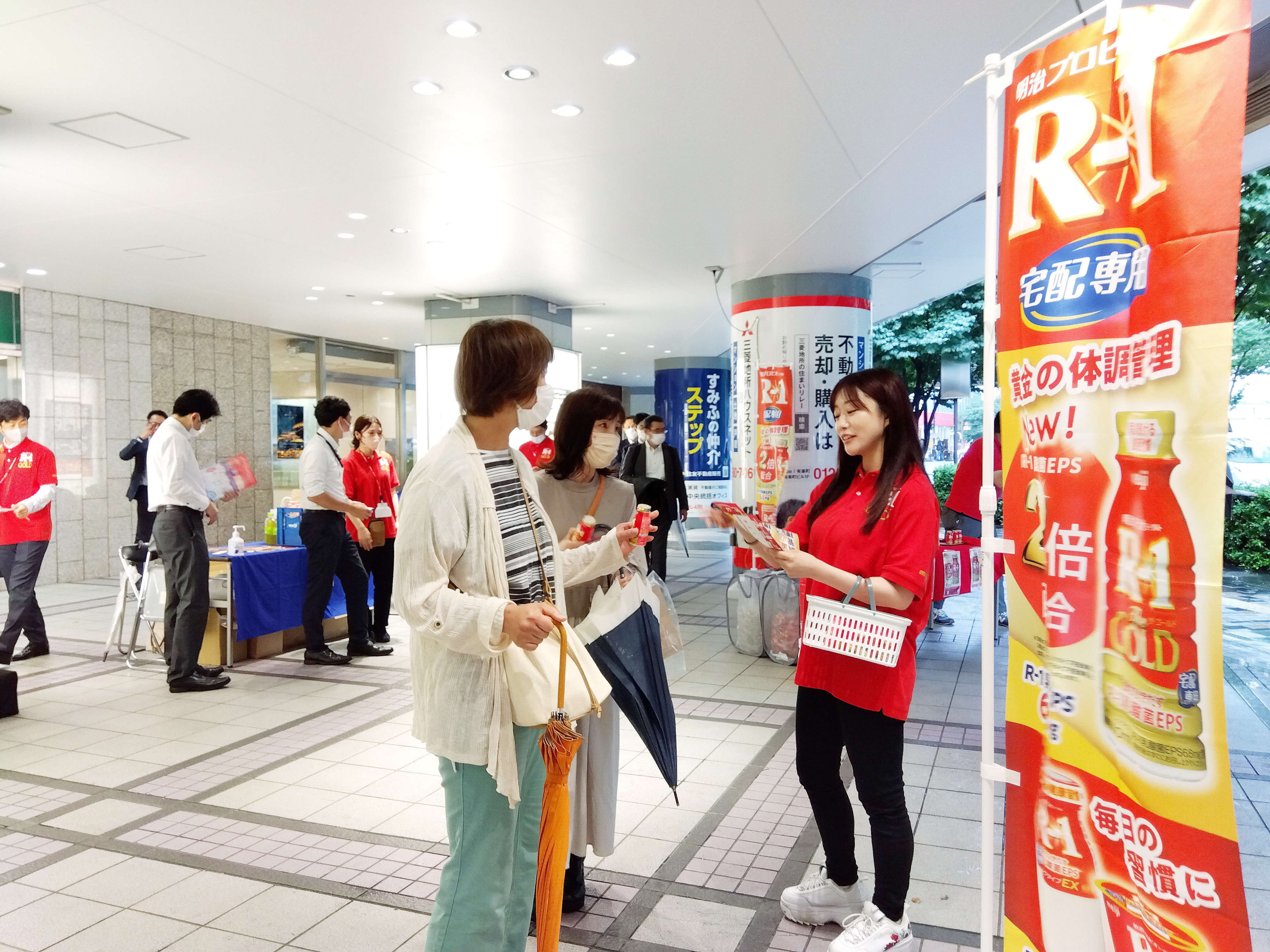 東京・有楽町の東京交通会館前で行われたサンプリングの様子