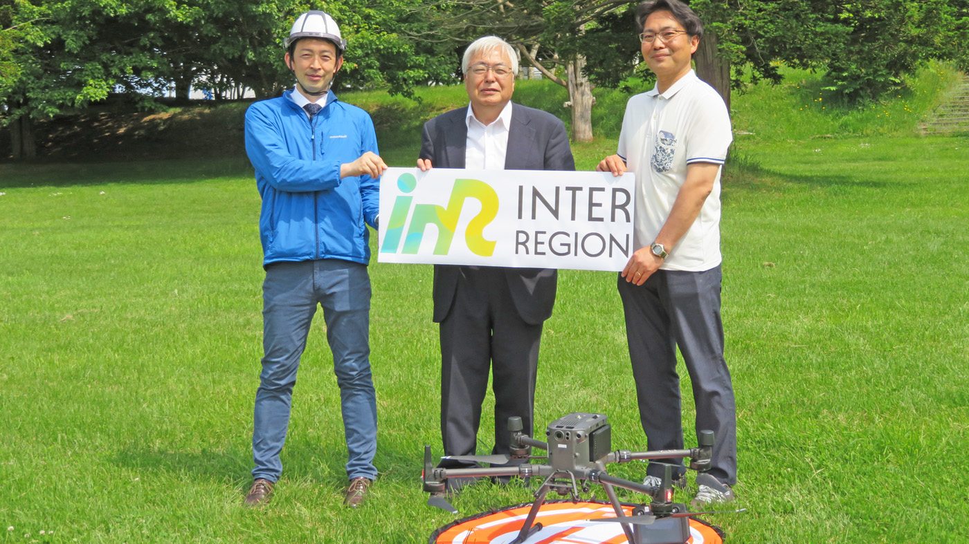 インターリージョンの金子正美CEO（中央）と小野貴司COO（左）、齋藤健一CTO
