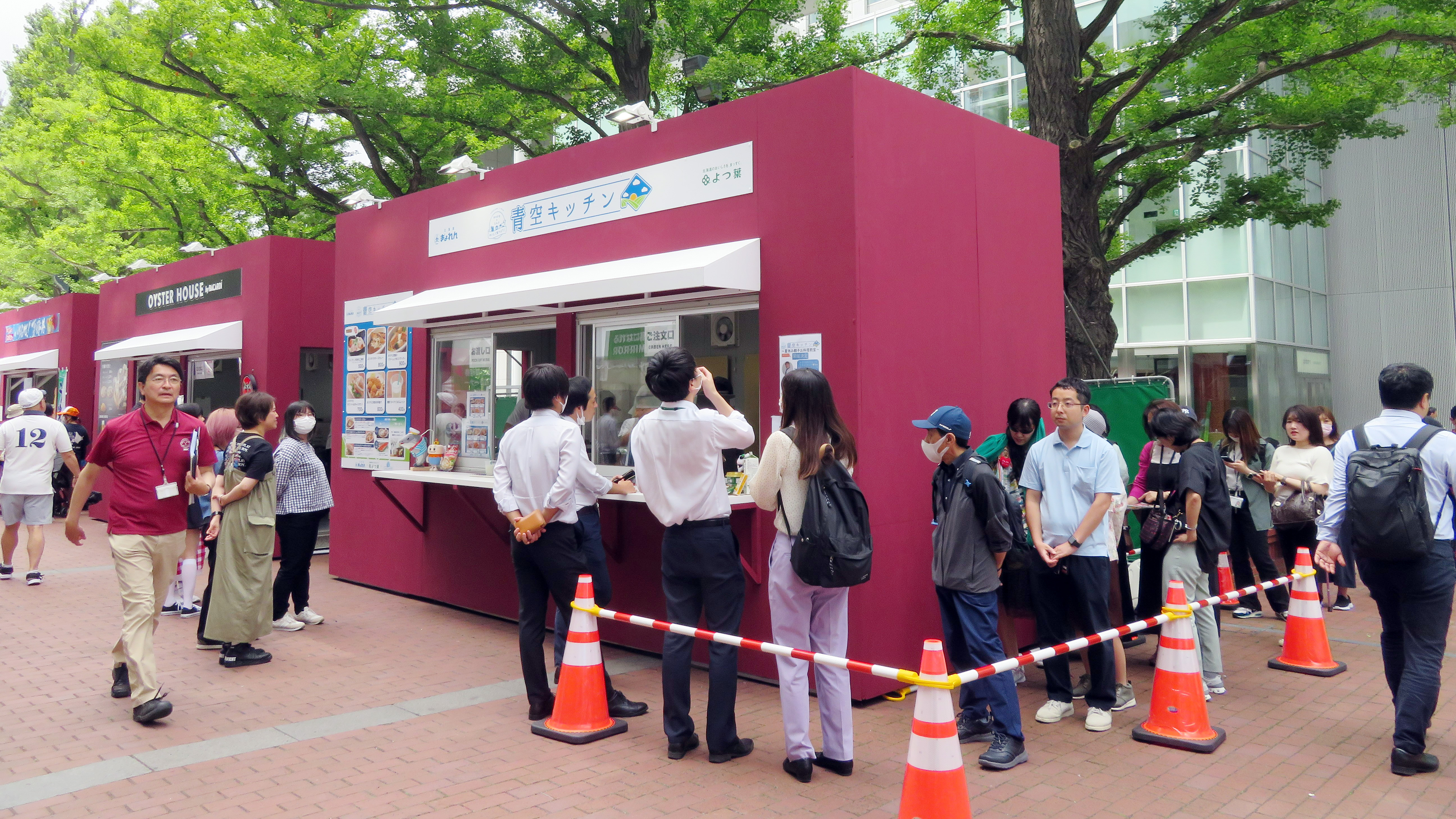 よつ葉と道ぎょれんのコラボブース「おさかな×ミルク 青空キッチン」。昼時には多くの人が列をなした