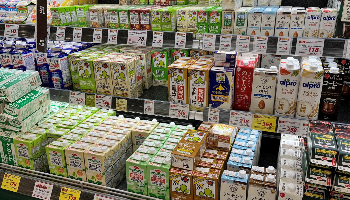 スーパーの店頭では、豆乳だけでなく、オーツミルクやアーモンドミルクの品ぞろえも増えてきている