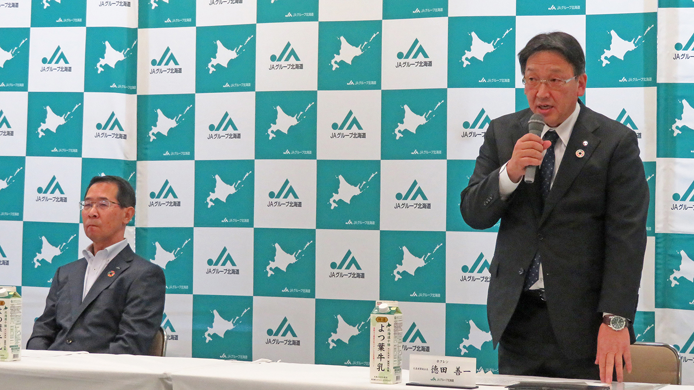 会見する徳田善一ホクレン副会長（右）と小椋茂敏北海道農協中央会副会長