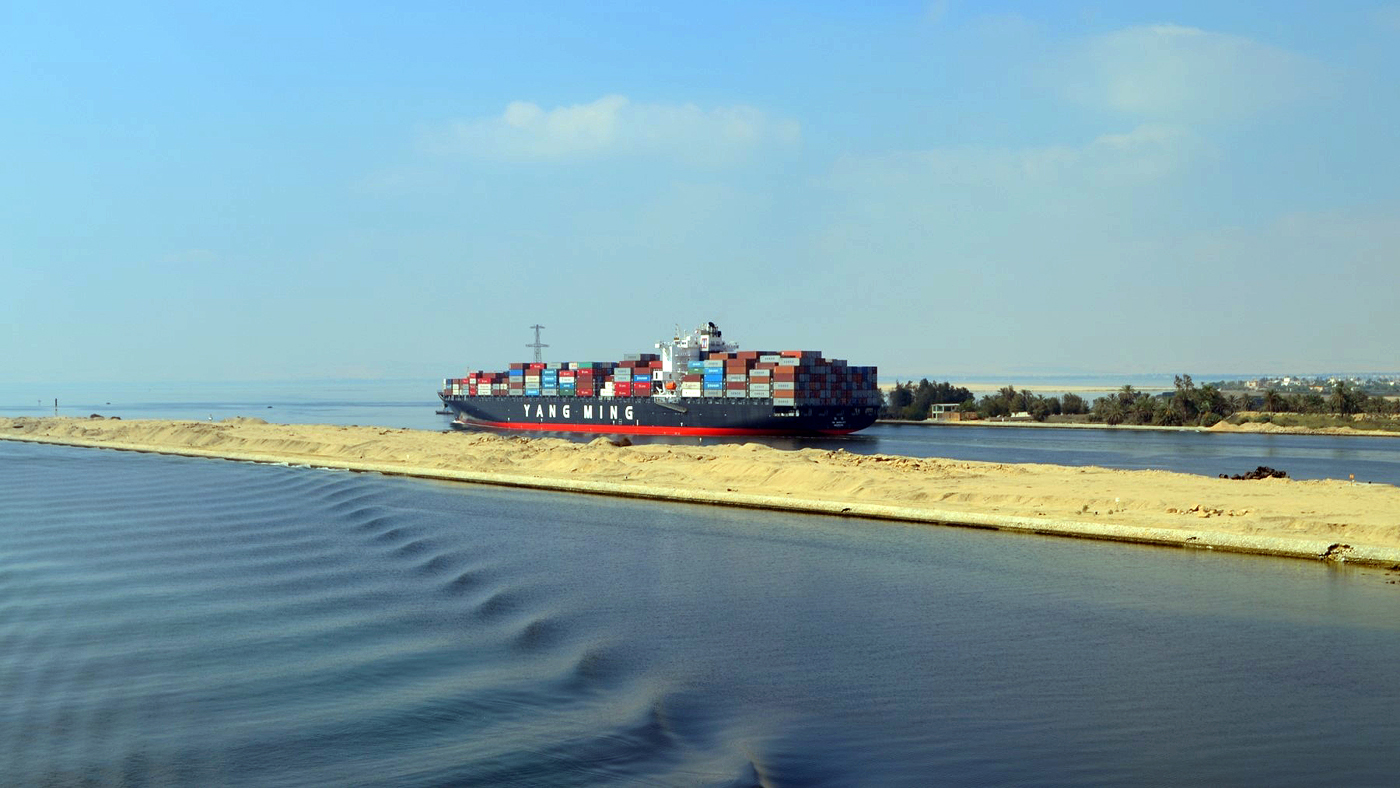 紅海を航行する貨物船