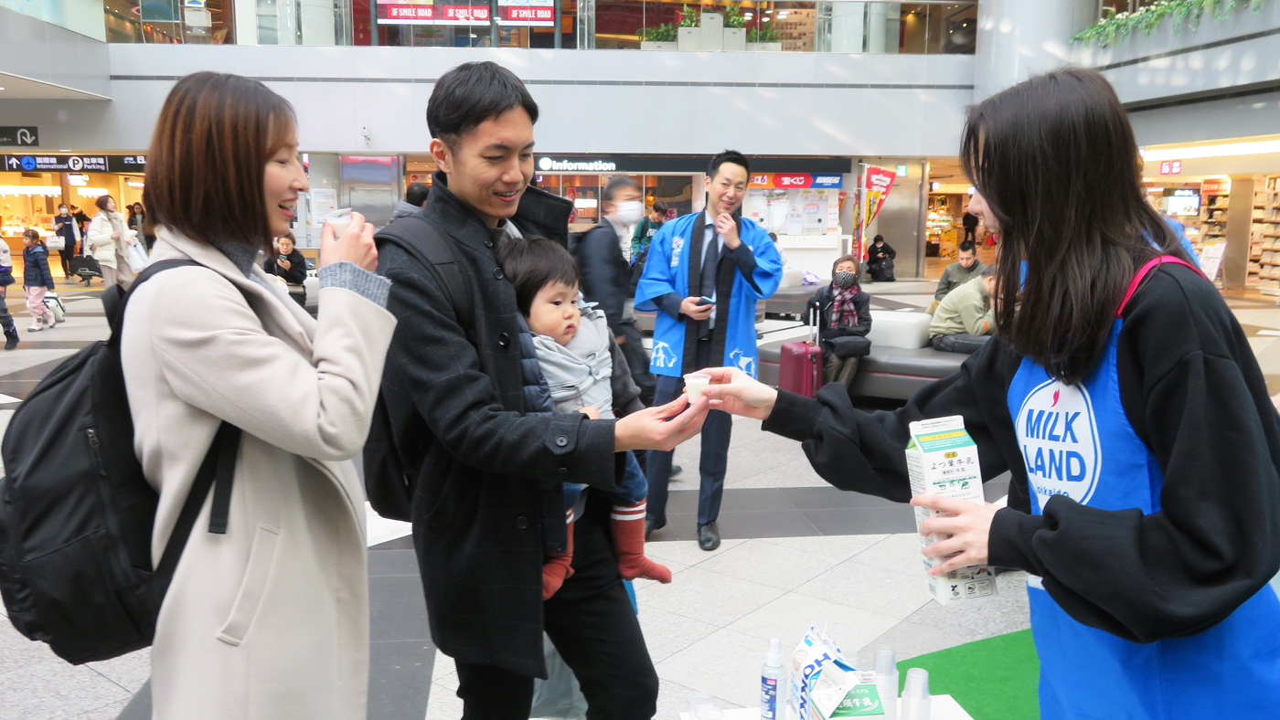 北海道産牛乳3種の飲み比べを楽しむ親子連れ