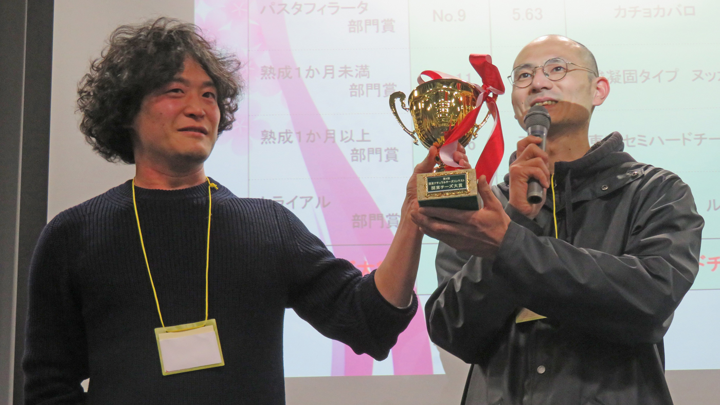 グランプリ獲得を喜ぶ藤川真至代表（左）と柳平孝二氏