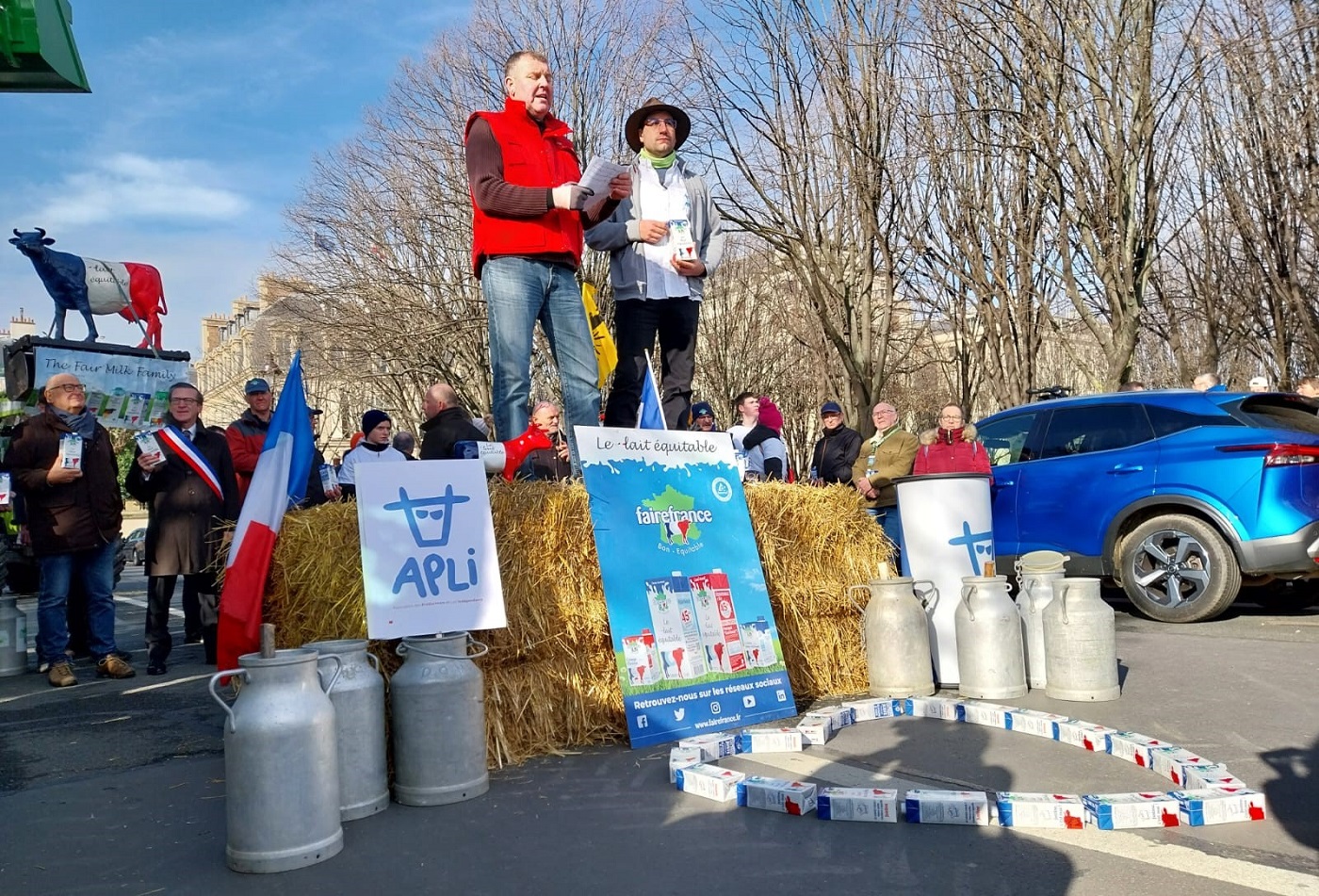 「公正な牛乳」を求め、13日にフランスで行われたデモ活動（EMBのフェイスブックより）
