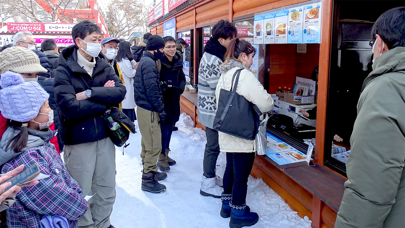 さっぽろ雪まつりに出店したスキムミルクカフェ。連日行列ができる人気ぶりだった