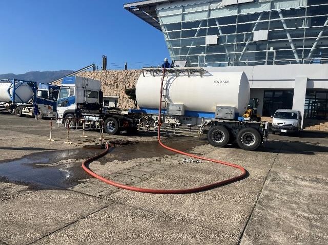 敦賀港で浄水を積載するタンクローリー