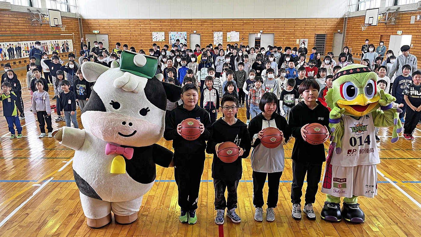 贈呈式が開かれた釧路市立大楽毛小学校。よつ葉のコーポレートキャラクター「みるる」も参加した（前列左端）