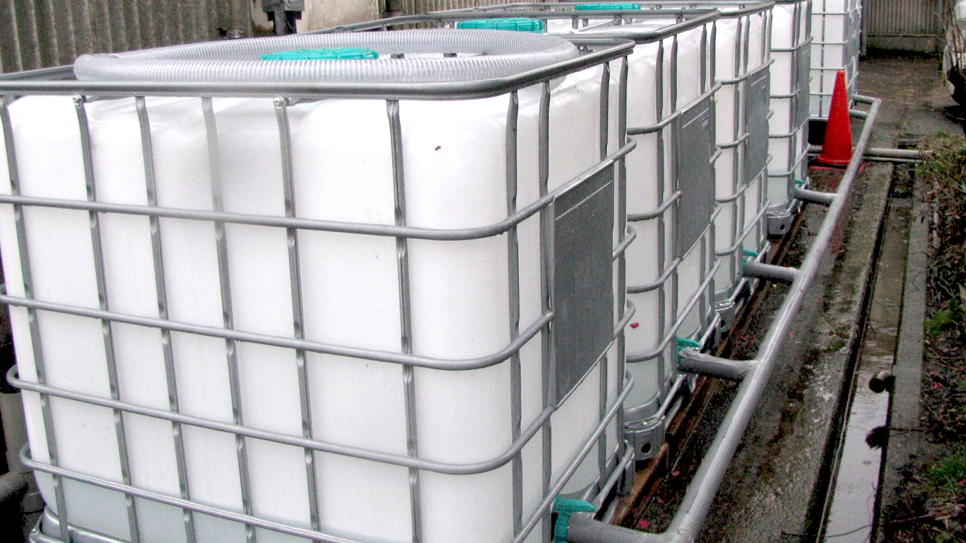 能登半島地震で断水が続いた被災地で、酪農家が急きょ設置した貯水用タンク