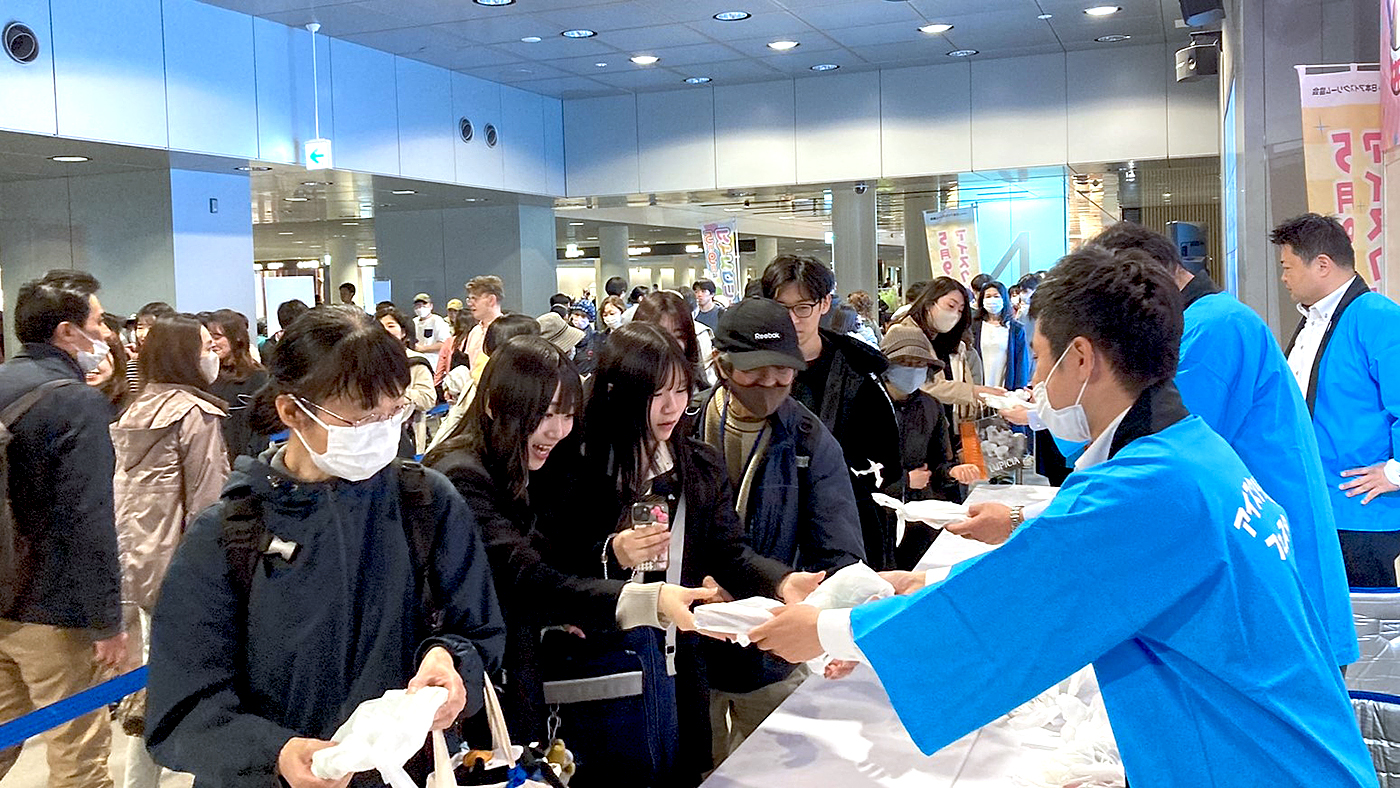 札幌市内で行われたアイスの無料配布には長蛇の列ができた