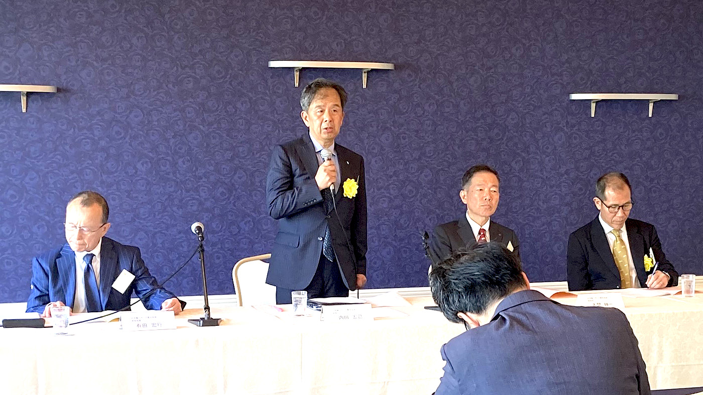 総会後の記者報告会に臨む内田宏己会長