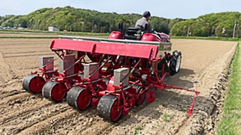 先月10日に行われた子実用トウモロコシの播種作業