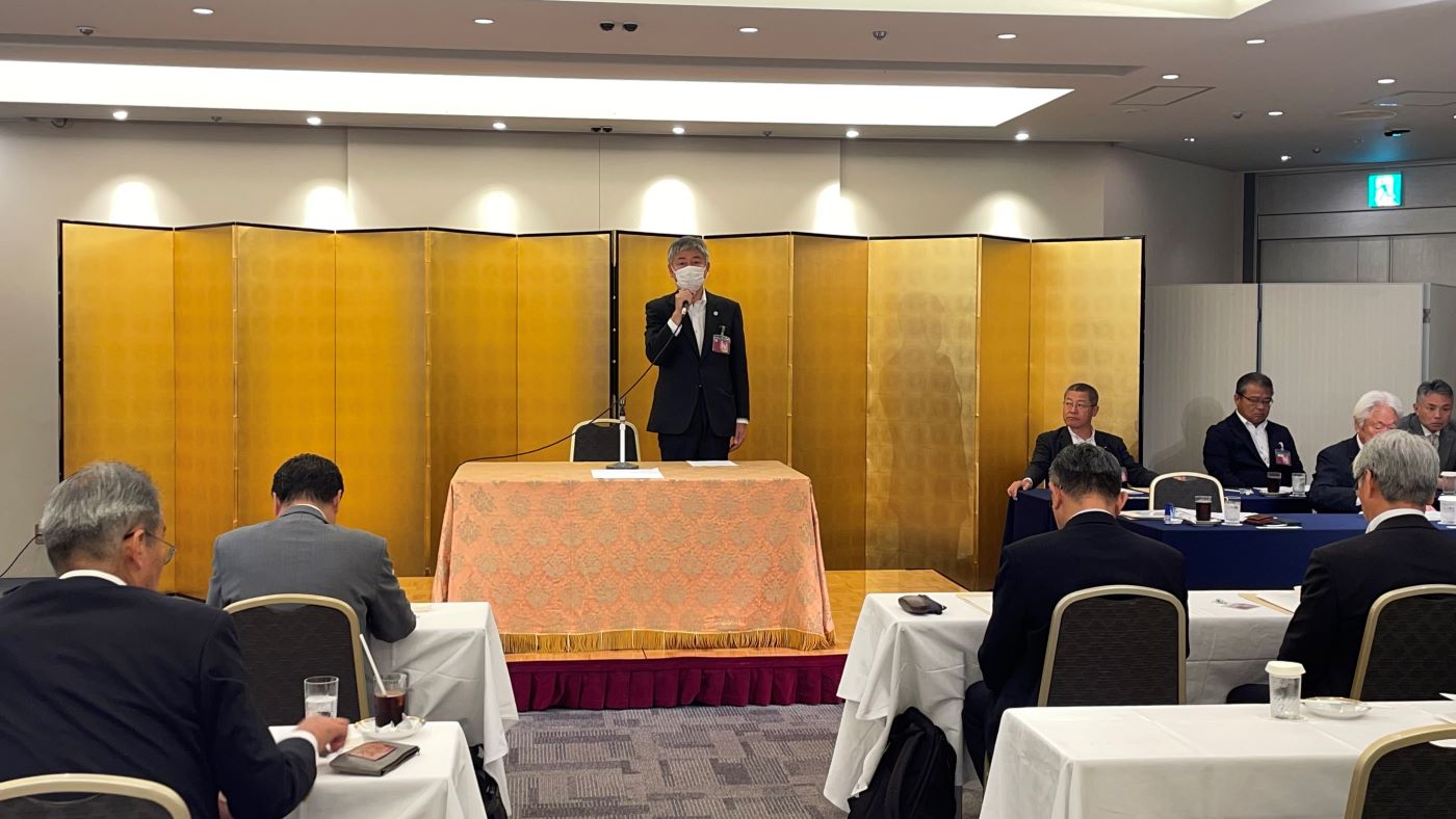 日本飼料工業会の総会。中央で挨拶しているのが庄司会長