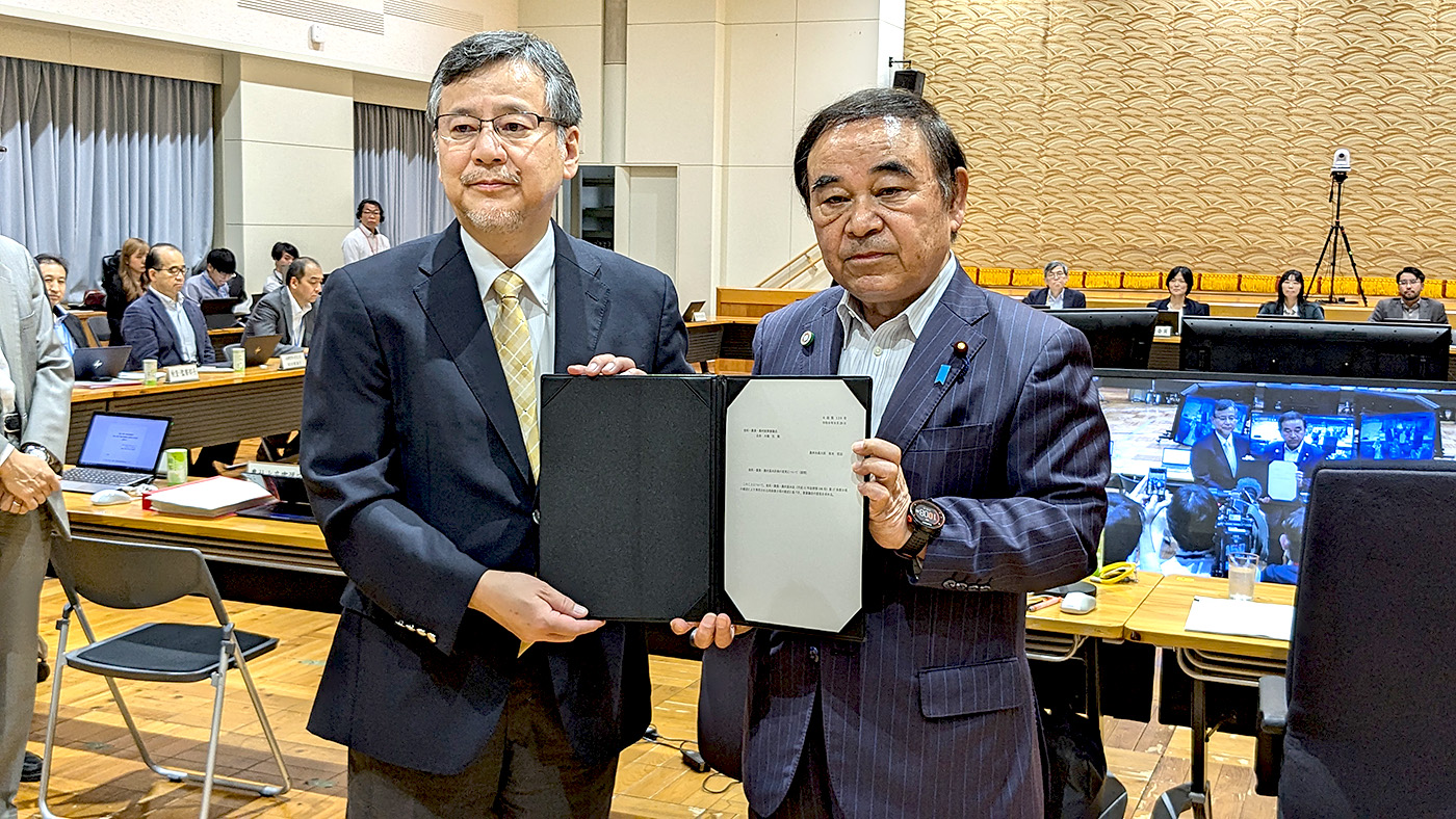 諮問書を手渡す坂本農水大臣（右）。左は中嶋康博審議会会長代理