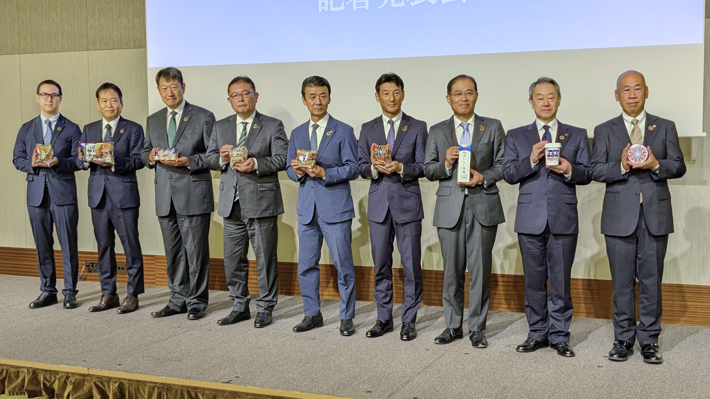 チルド物流研究会の発足会見に出席した9社代表（右から雪メグの岩橋氏、森永の柳田氏、明治の伊賀氏）