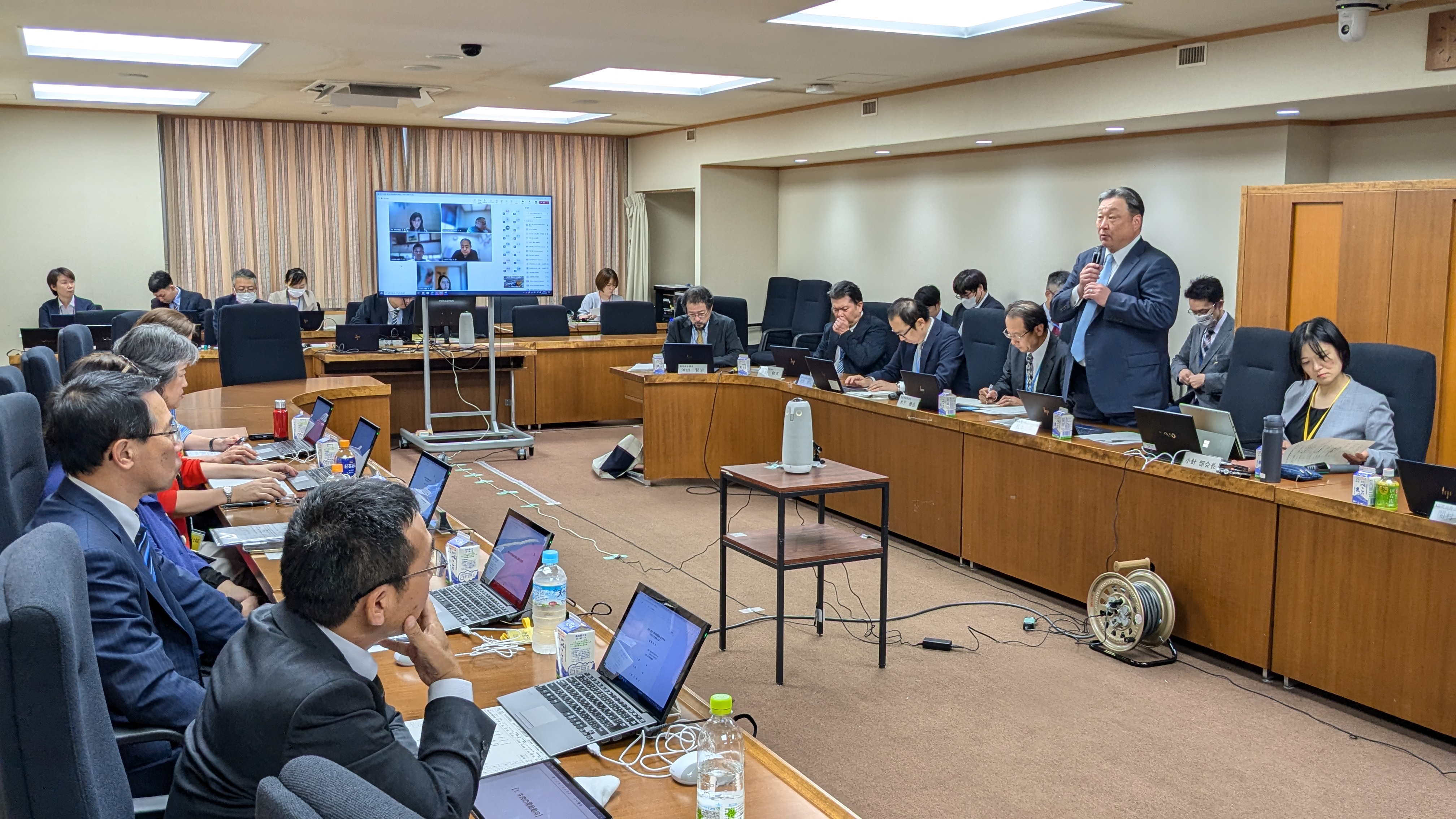 農水省で23日に開かれた畜産部会。挨拶をしているのは松本平畜産局長