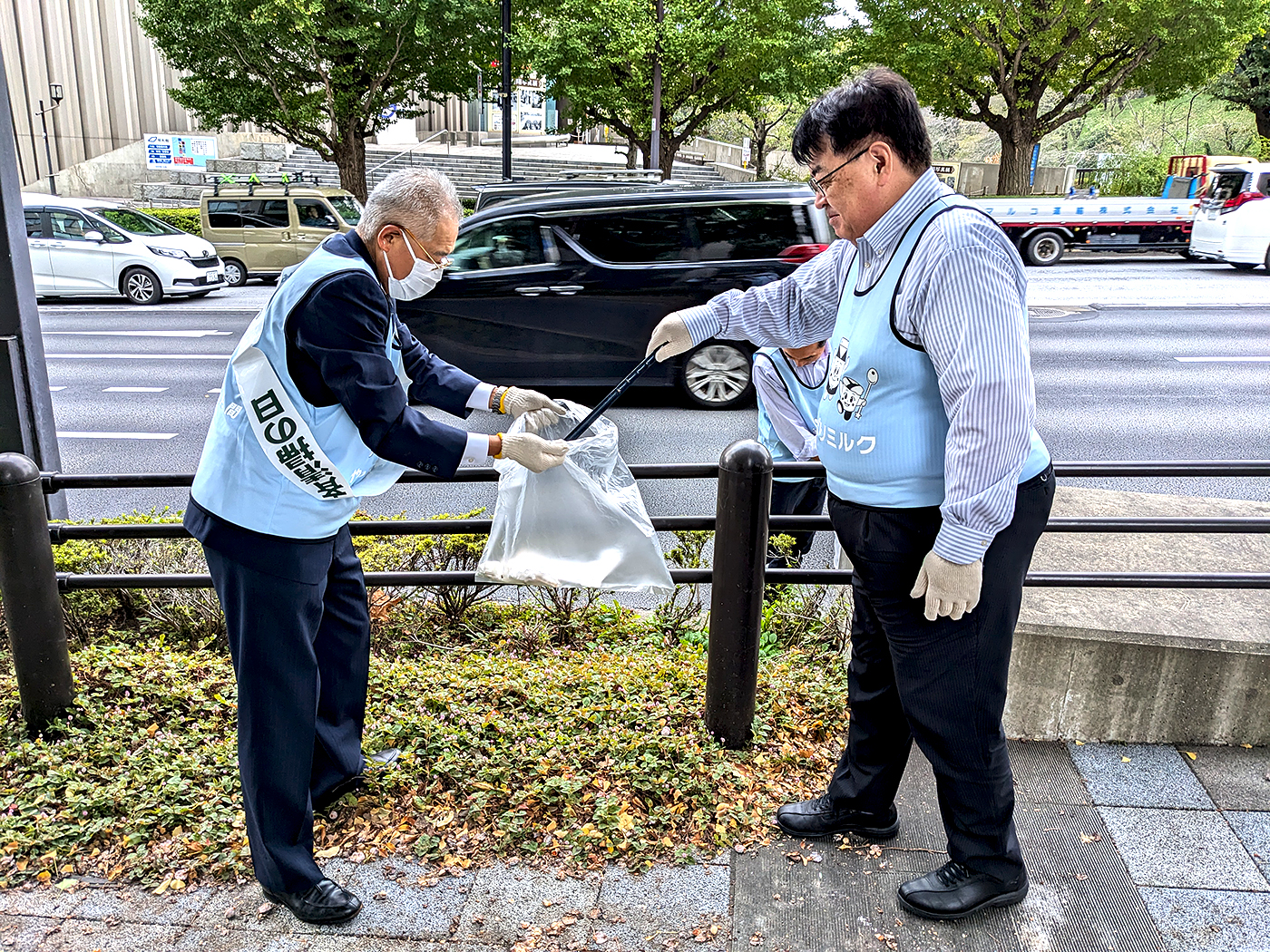 道端のゴミを丁寧に拾う参加者