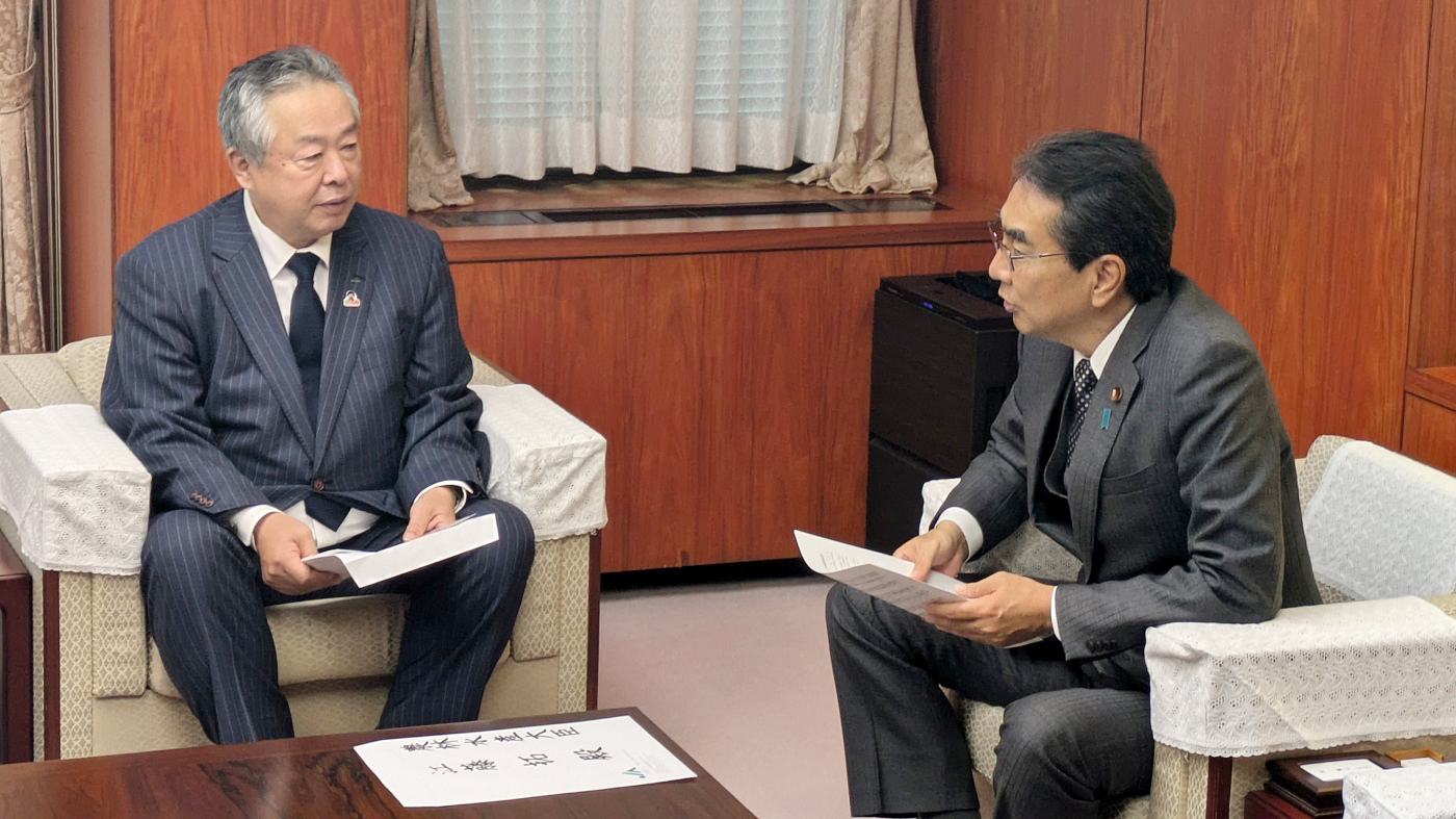 江藤農水大臣（右）に政策提案する全中の樽井酪農委員長