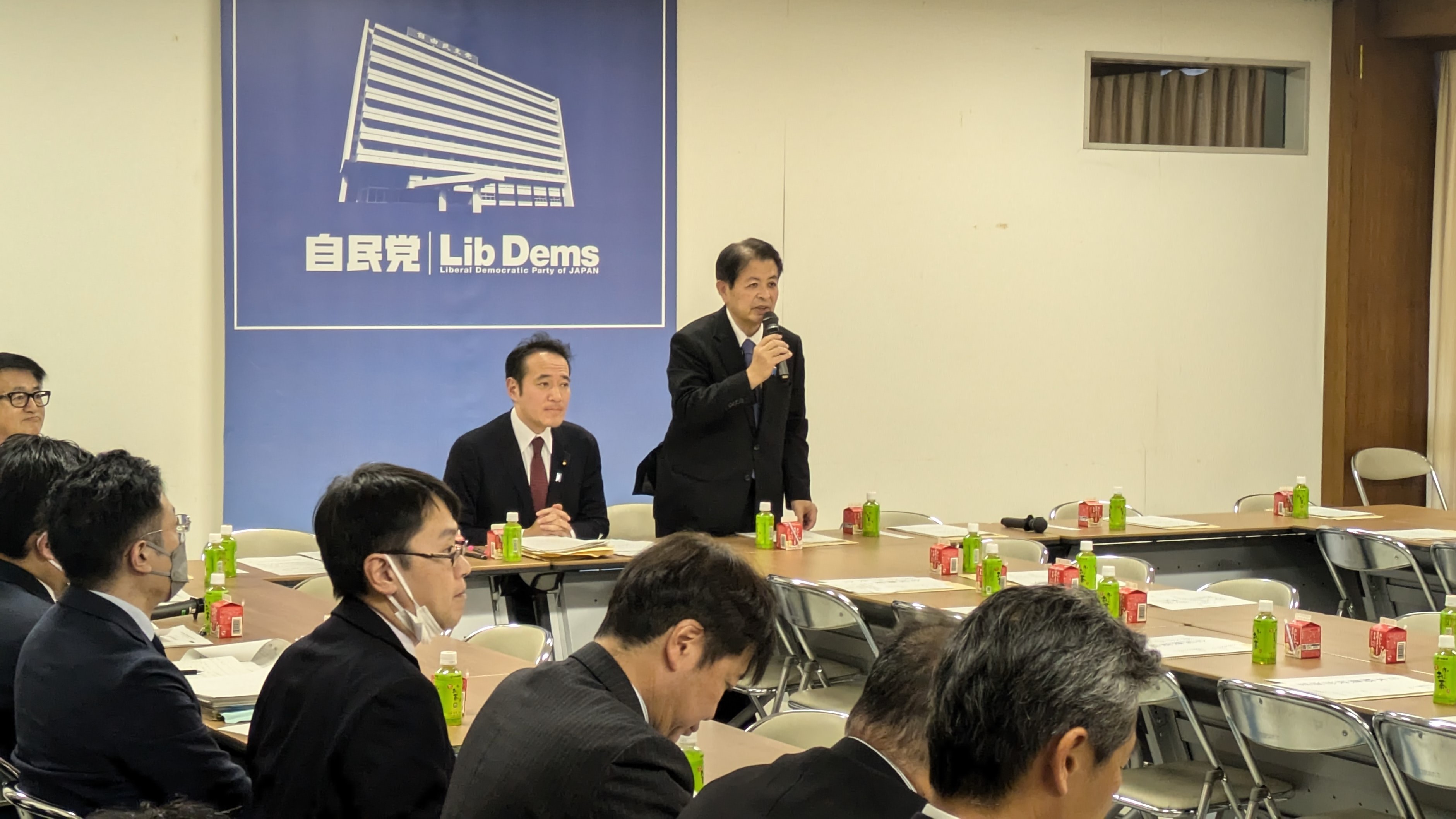 24日に自民党本部で開かれた畜産・酪農対策委員会。挨拶しているのは宮下一郎総合農林政策調査会長。その隣は簗和生畜産・酪農対策委員長