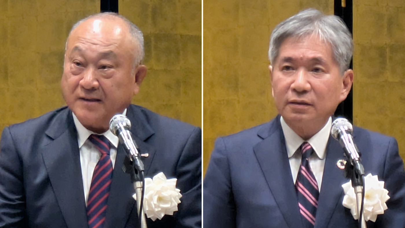 賀詞交歓会で挨拶する松田乳協会長（左）と大貫Jミルク会長